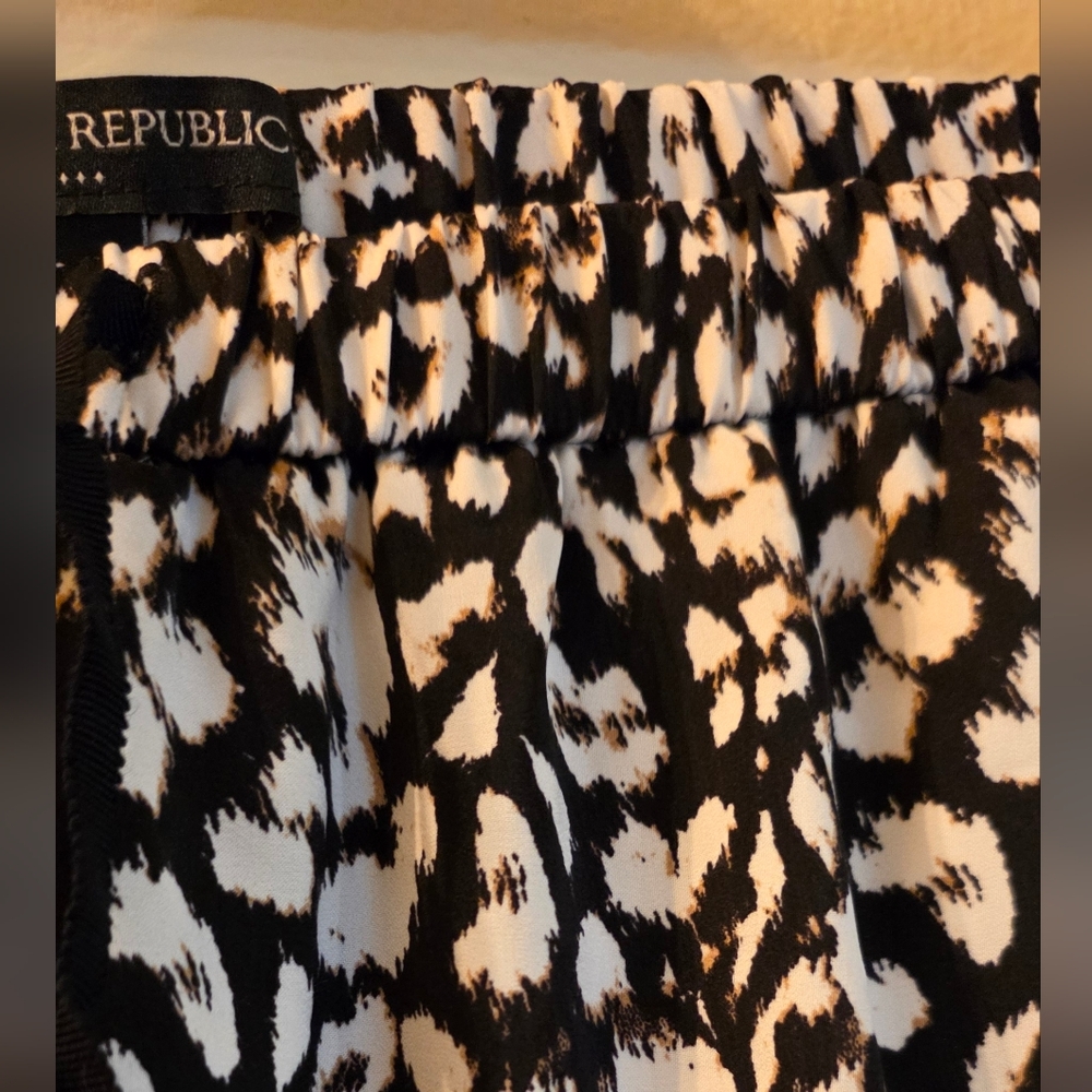 Banana Republic Satin Black & White Animal‎ Print Lounge Bottoms (Size Small) - Picture 4 of 10
